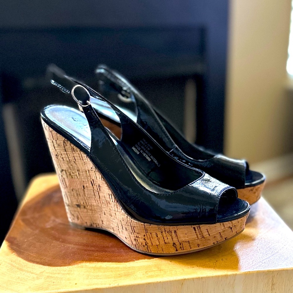 NWOT Kenneth Cole Reaction Black Faux Patent Leather Wedge Sz 8.5